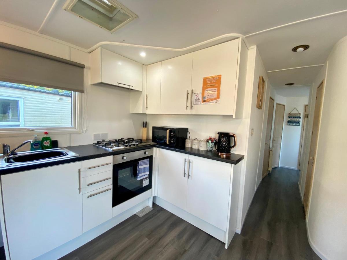 Elletson Park Wood Fired Hot Tubs, Caravans & Pods Pilling Экстерьер фото