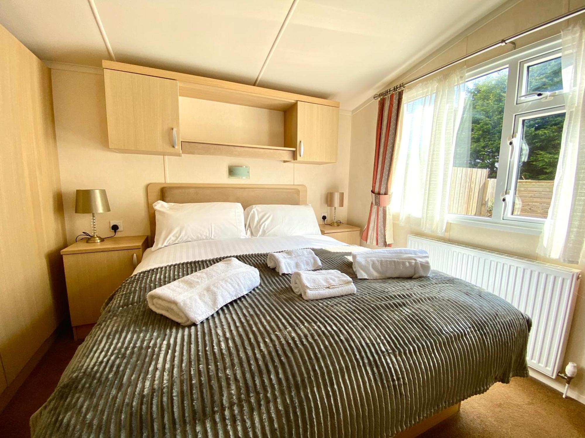 Elletson Park Wood Fired Hot Tubs, Caravans & Pods Pilling Экстерьер фото